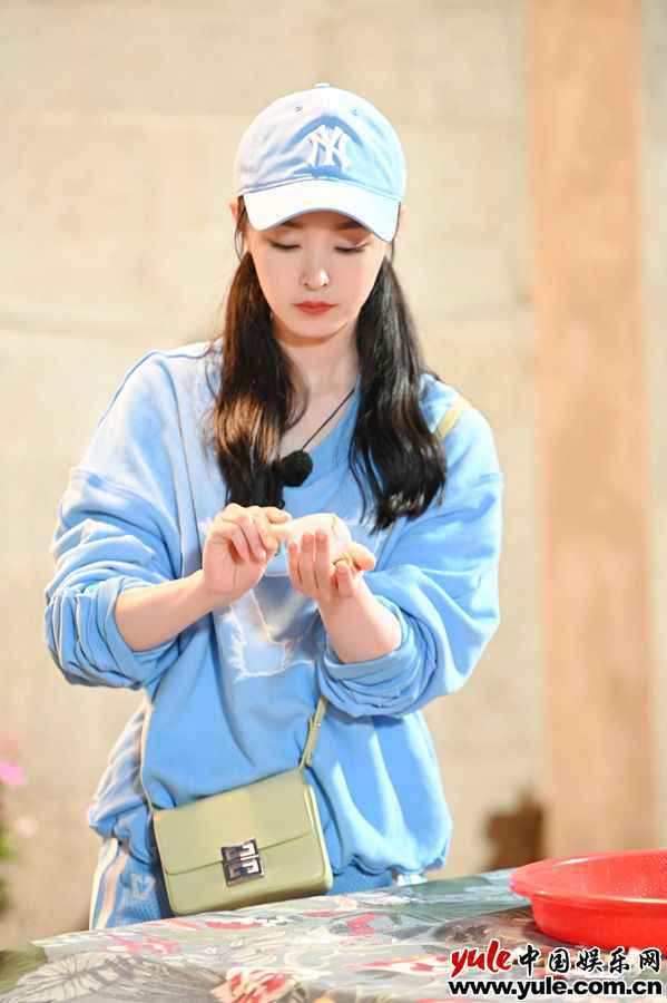 《追星星的人》温暖东庠岛之旅 宋轶带奶奶“重返青春”