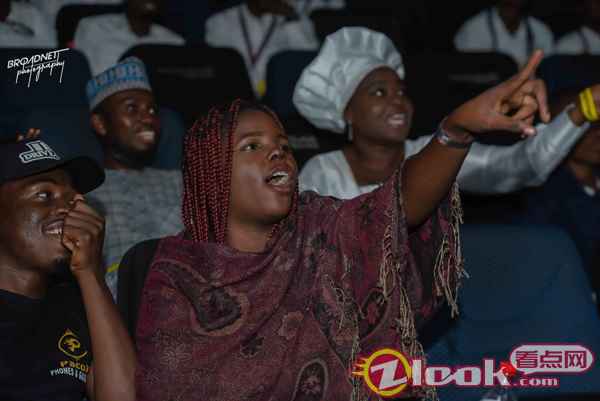 本地电影院观看电影的观众 华桦主力投资电影《女先知》上映 斩获非洲本土影片票房NO.2