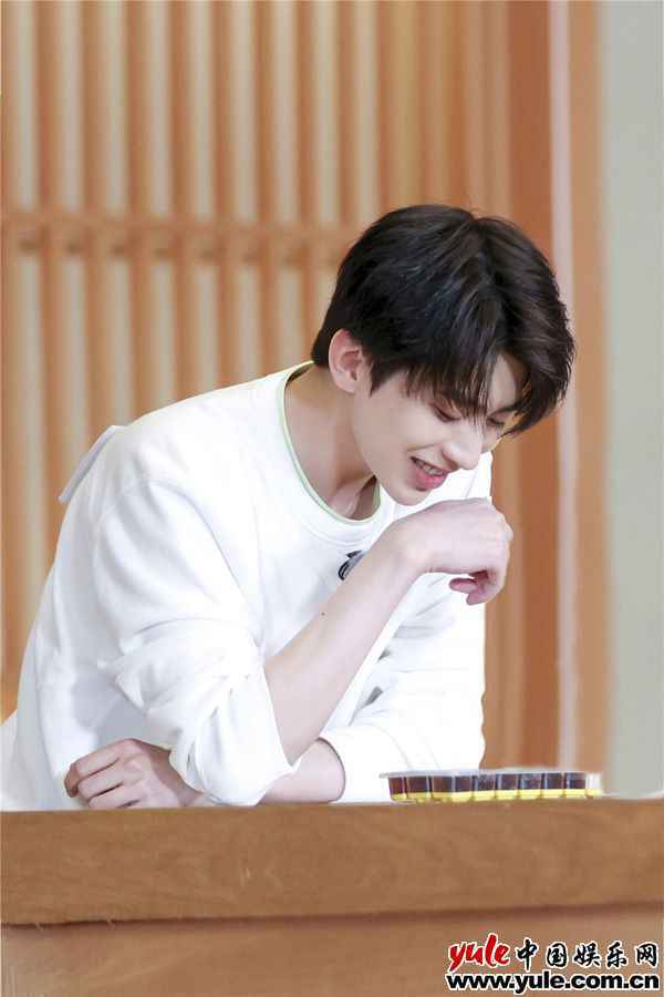 蔡徐坤 《奔跑吧9》探索“欲望口袋”中的秘密,“点石成金”揭示人生哲理引共鸣