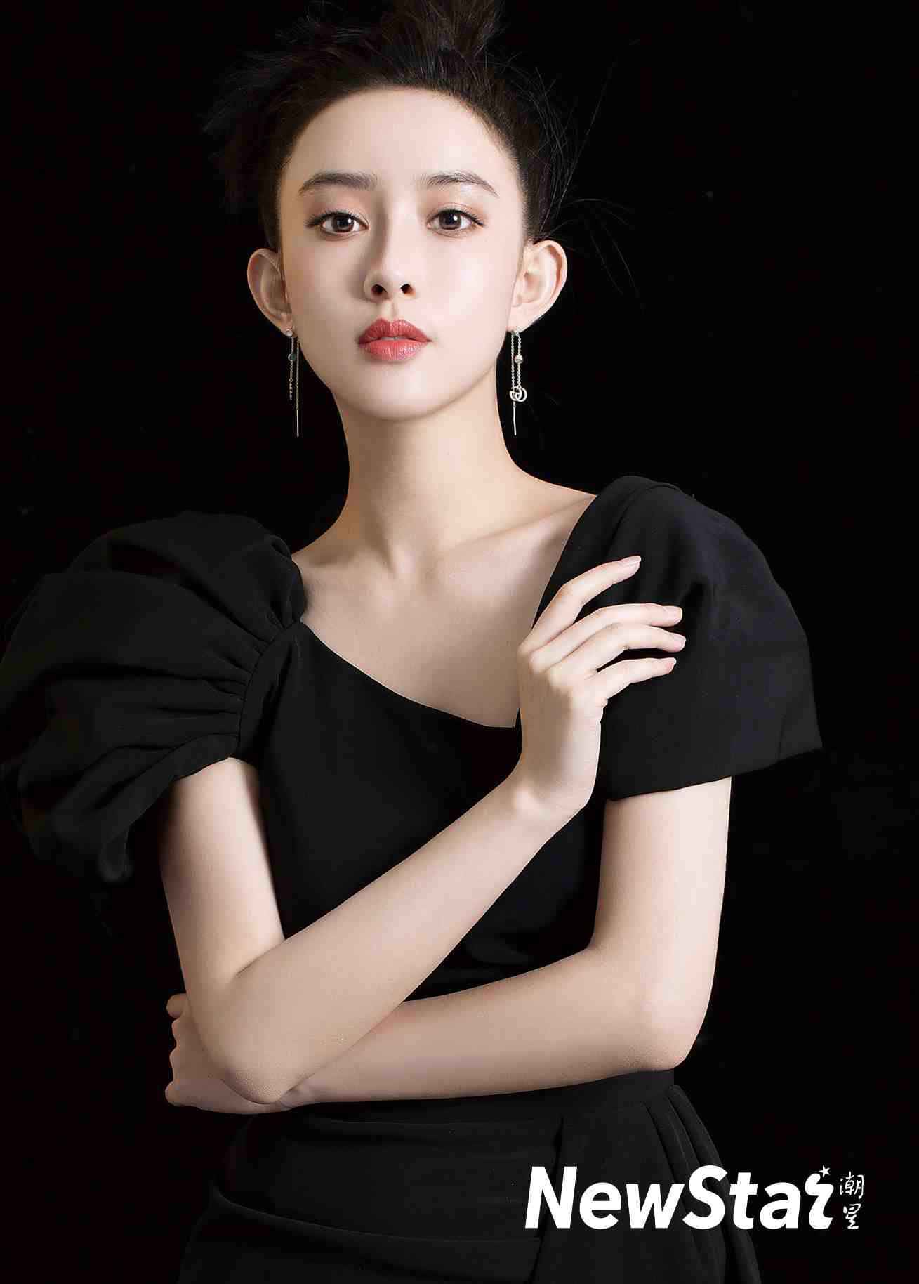 孟子义最新杂志大片曝光 复古齐刘海全新尝试吸睛十足