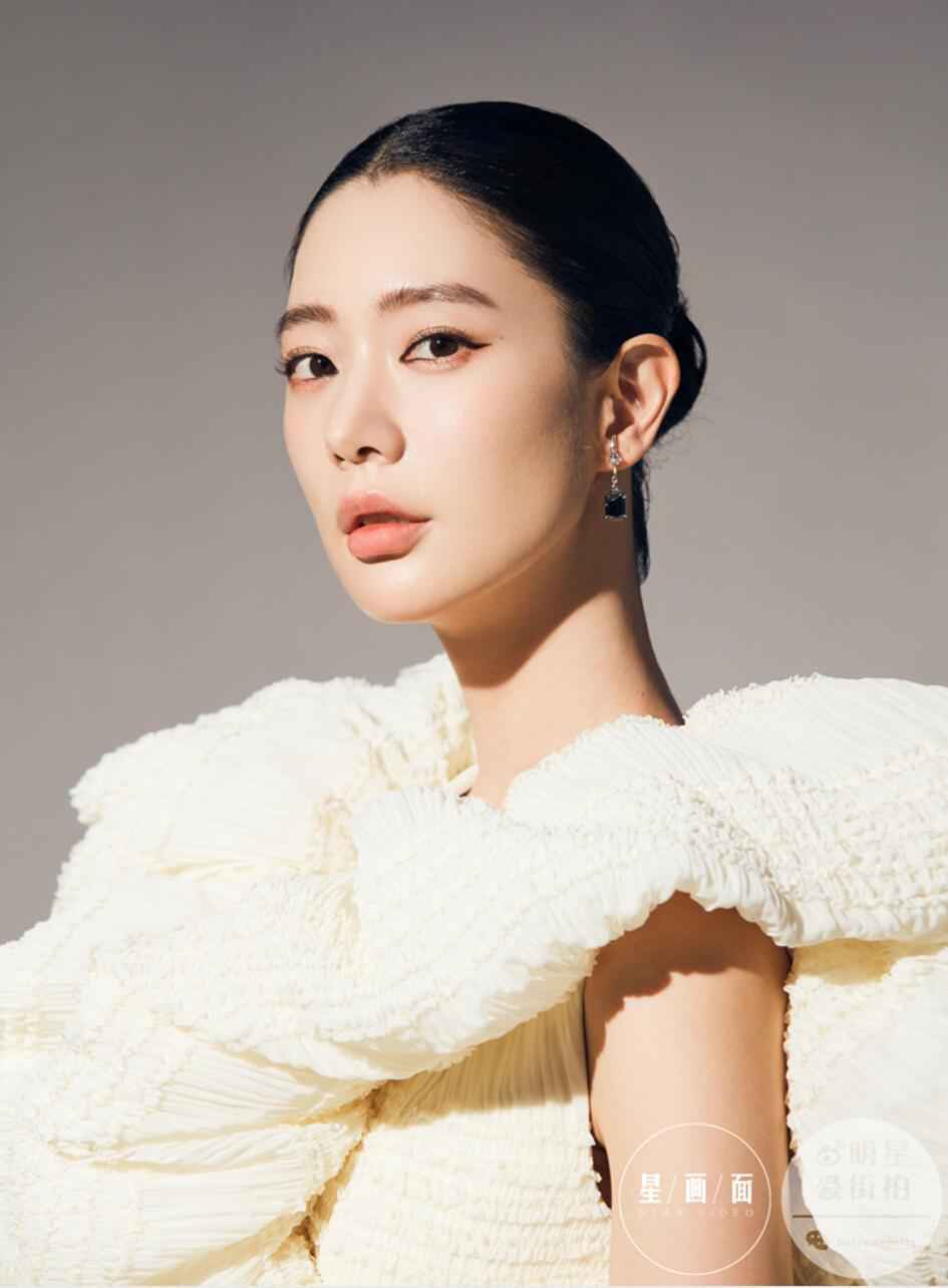 克拉拉杂志大片诠释高级感 干净利落侧颜绝美