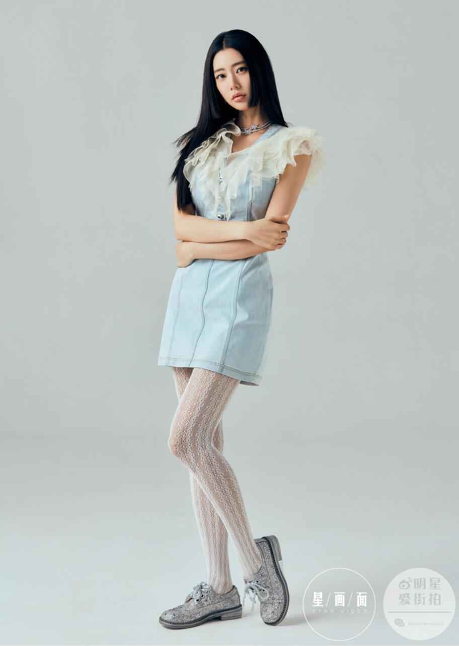 克拉拉杂志大片诠释高级感 干净利落侧颜绝美