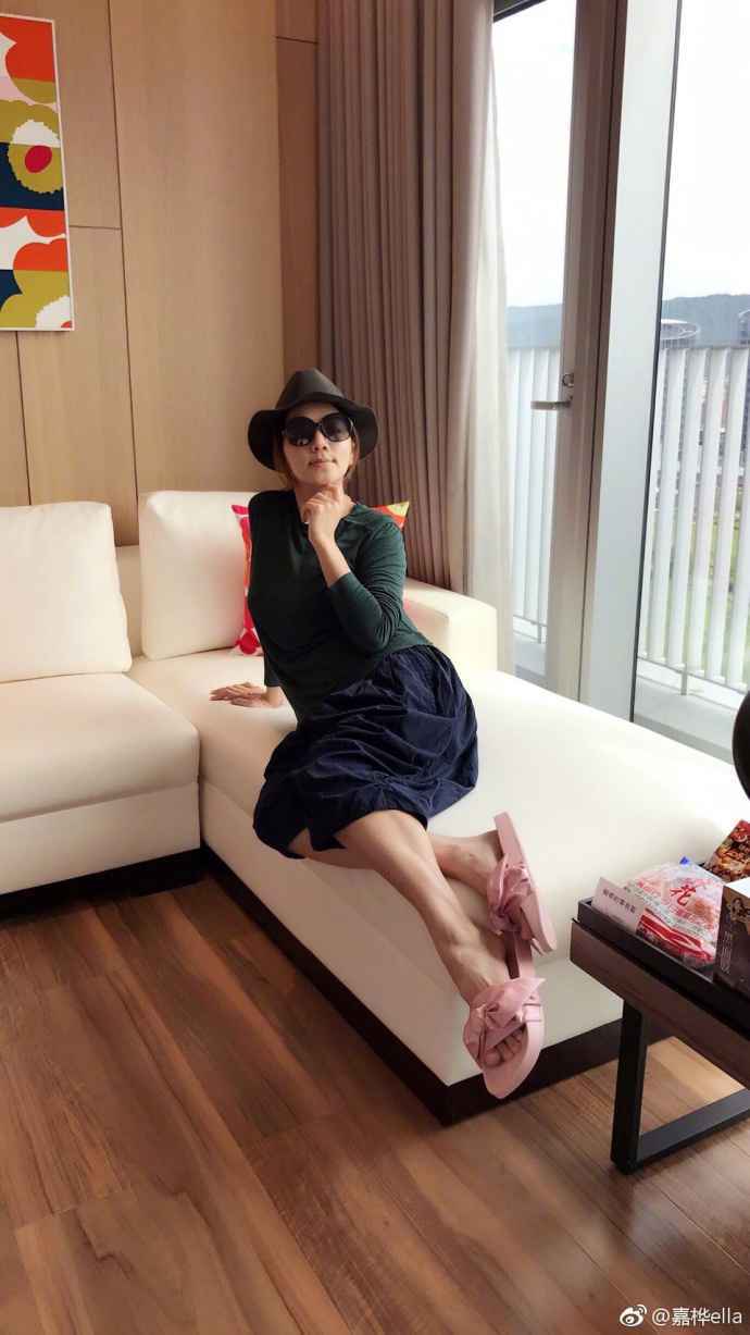 Ella闲不住！坐月子也要很时尚