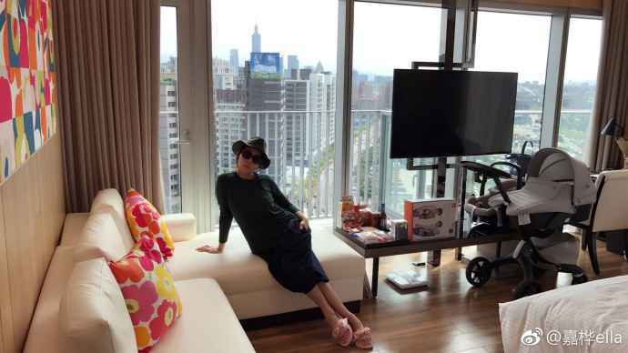 Ella闲不住！坐月子也要很时尚