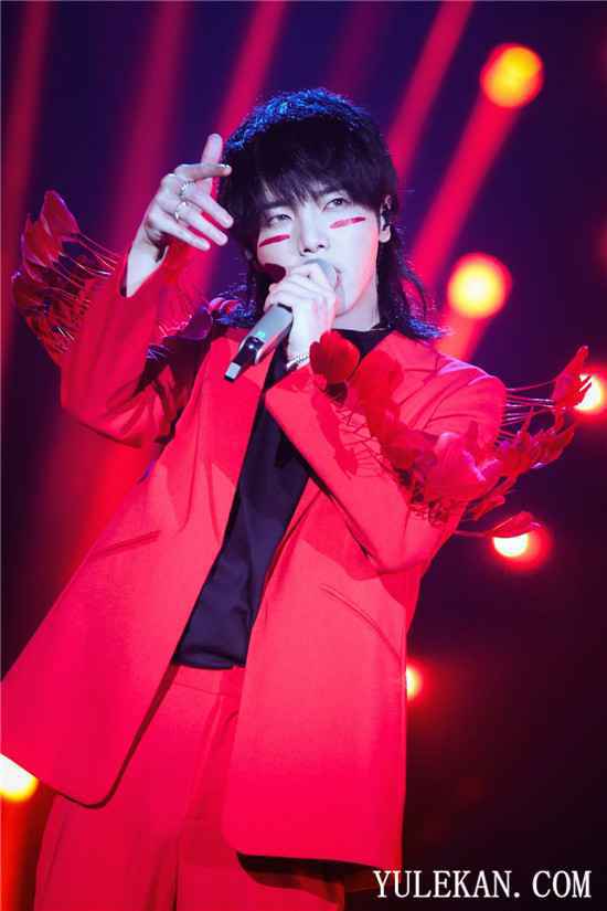 华晨宇极致演绎《七重人格》成功摘得《歌手当打之年》歌王桂冠