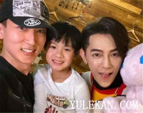 炎亚纶是飞轮海成员吗？吴尊和飞轮海其他团员还有联系吗？