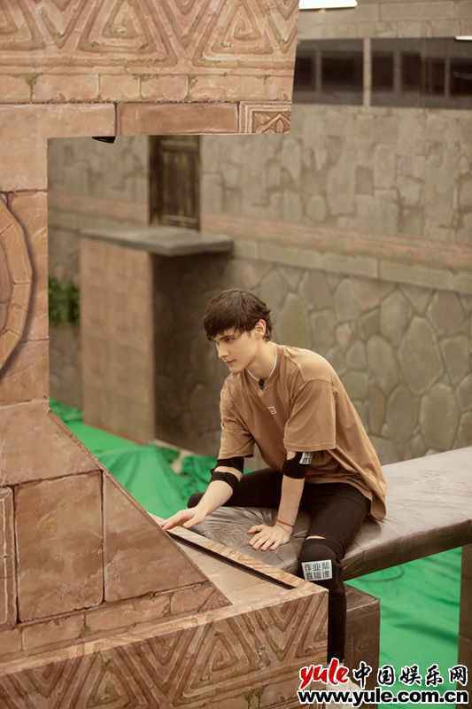 《疯狂的麦咭8》利路修疯狂石头城密室“散步”，贺鑫隆解锁闯关新姿势