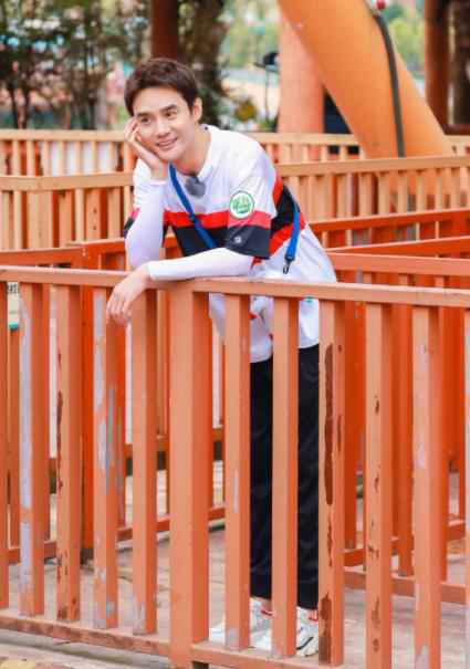 王凯《青春环游记》抵山城重庆 曝童年照坐过山车戳心回忆杀