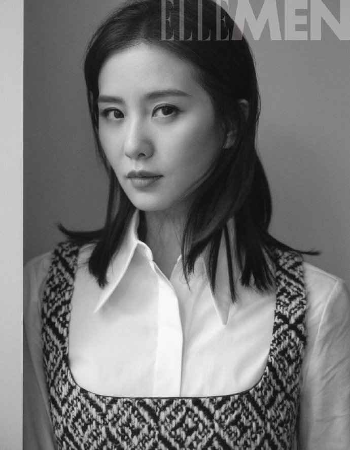 刘诗诗解锁男刊新封面 造型时尚风格多变