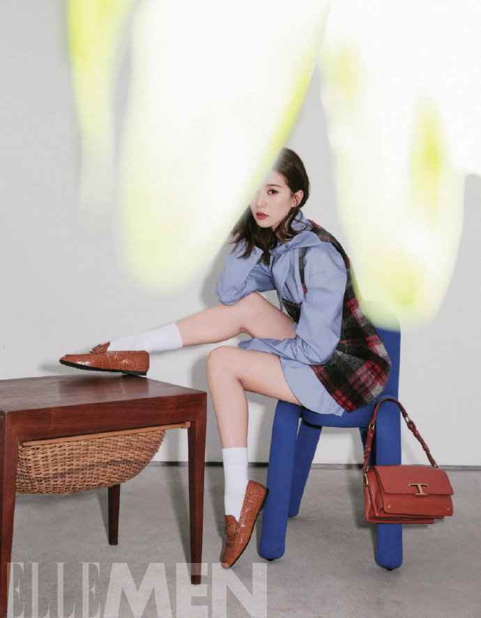 刘诗诗解锁男刊新封面 造型时尚风格多变