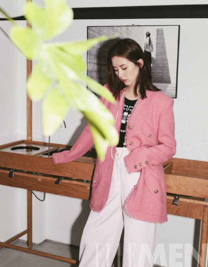 刘诗诗解锁男刊新封面 造型时尚风格多变