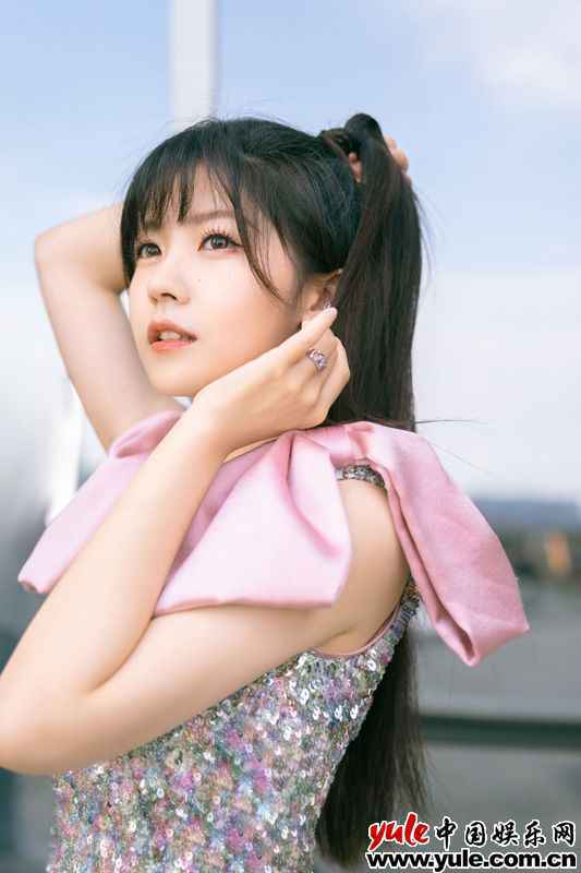 赖美云首专新歌《仲夏幻想谱》上线 谱写夏日心情唱出少女情怀