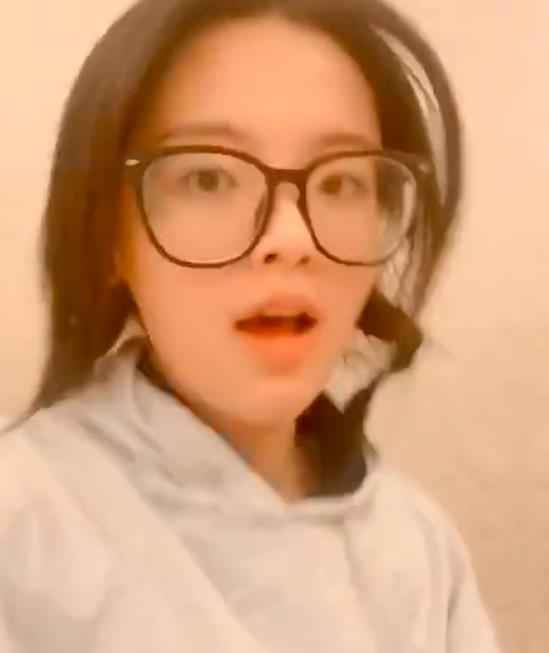 杨超越唱起床歌上演花式叫醒 素颜戴眼镜甜美呆萌