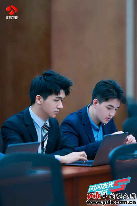 《闪闪发光的你》陈卓璇直面同辈压力 实习生“严阵以待”迎接立项会