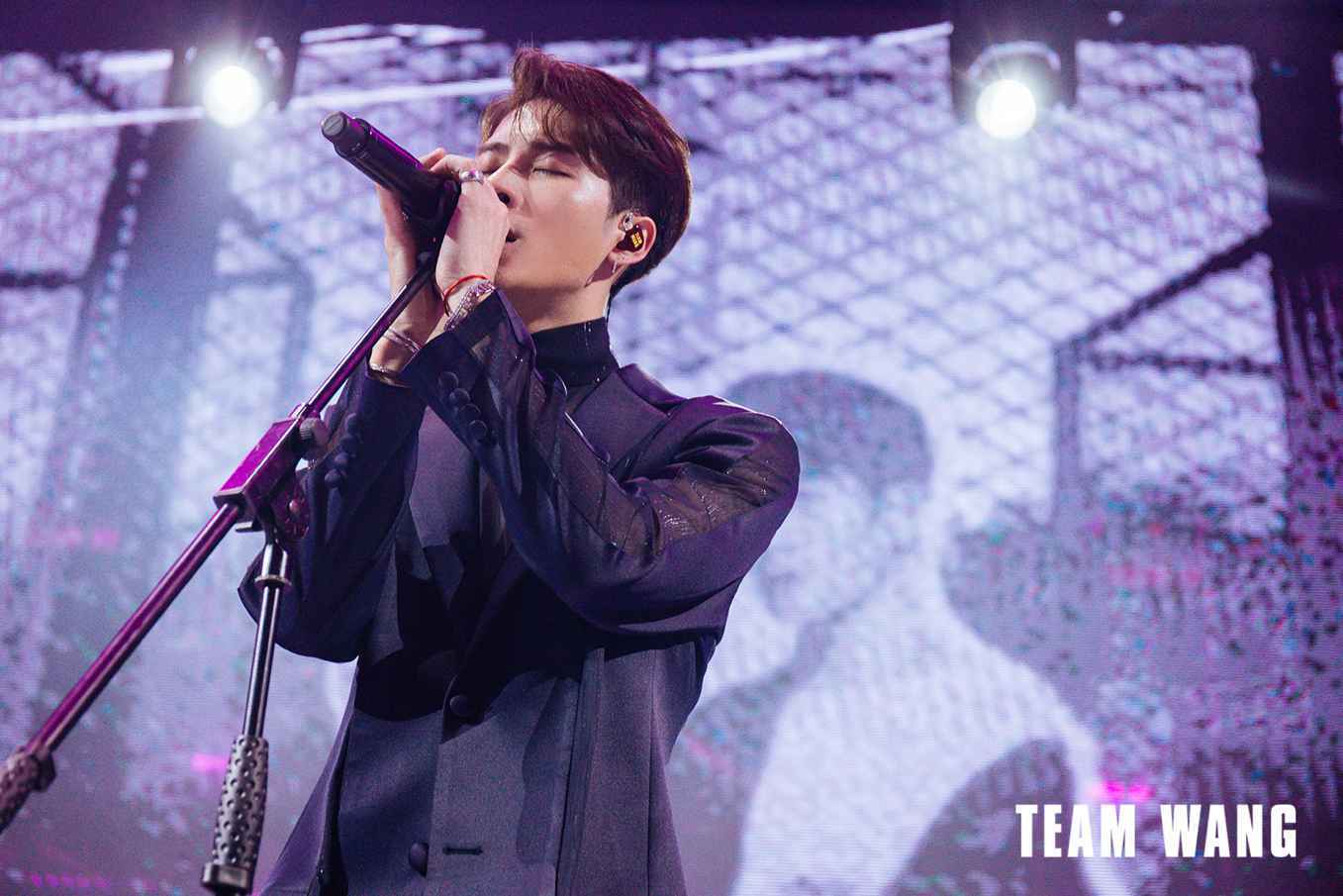 王嘉尔感恩派对上海开唱 透露专辑发行在即