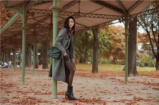 张钧甯波浪侧分发型洒脱帅气 两套秋装演绎法式浪漫