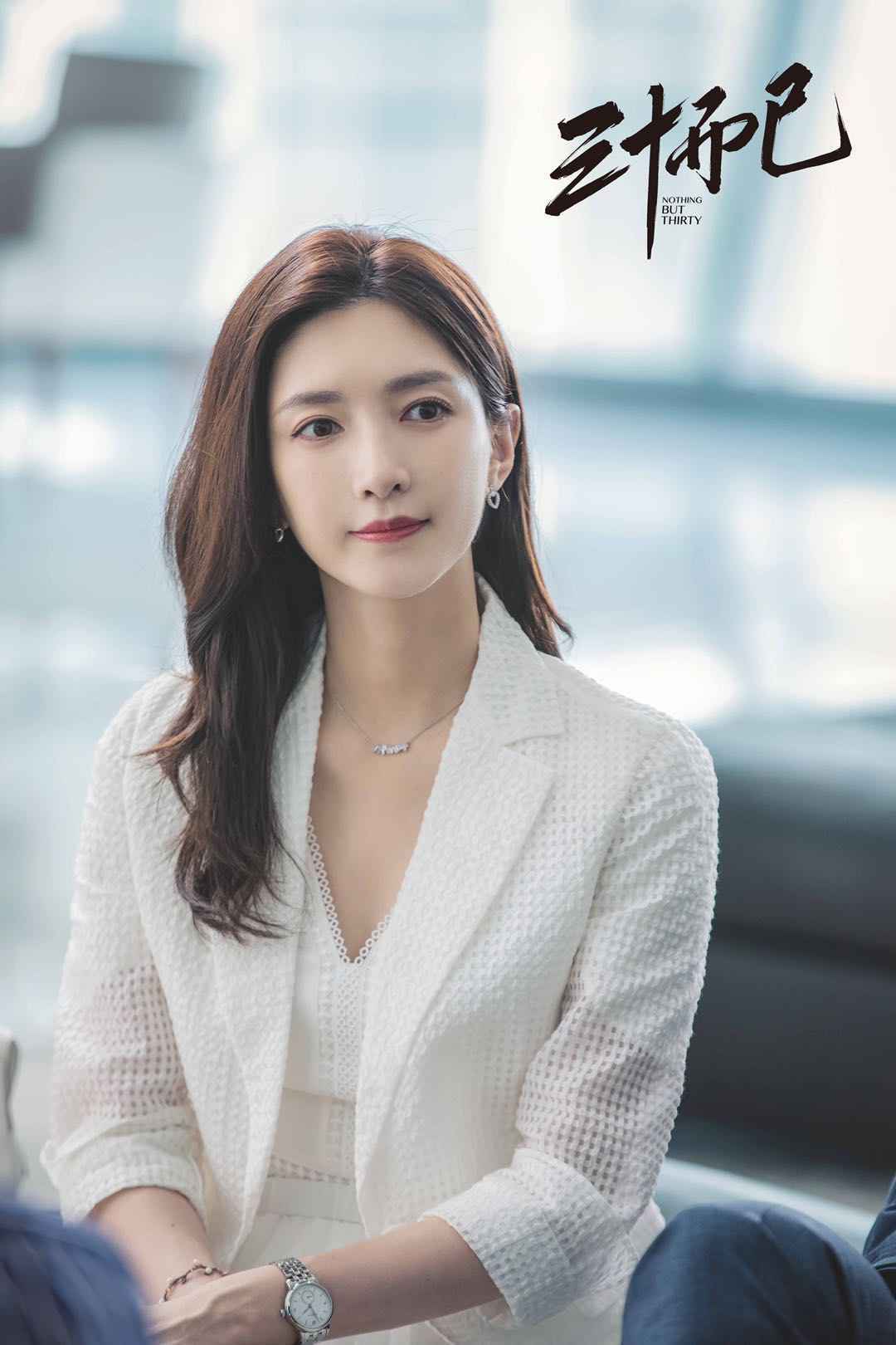 江疏影《三十而已》今日开播 沪漂柜姐“王漫妮”上演制服杀