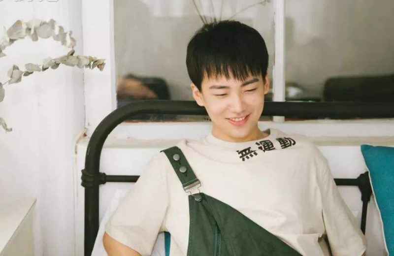 郭麒麟录制《跑男》遭“暗算”,裤子险些被郑恺扯掉也不慌张