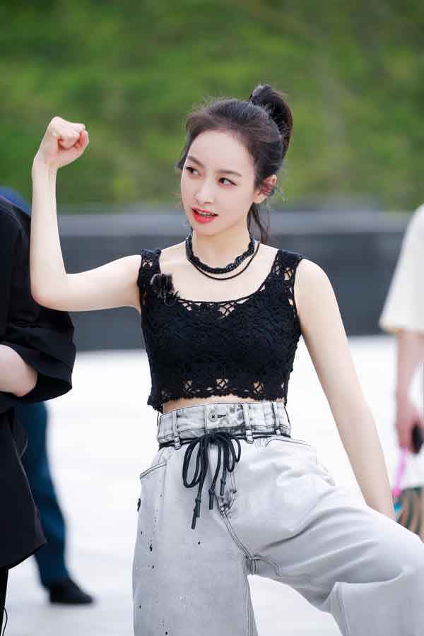 宋茜现身街头快闪路演 活力演绎夏日清爽穿搭