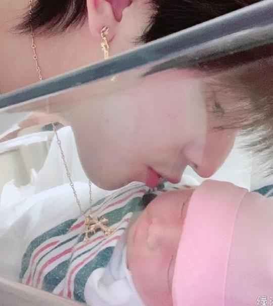 歌手符龙飞绿洲宣布得女喜讯 “小龙妹”白嫩软萌