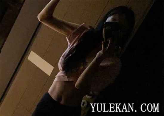 杨幂在家到底在干嘛？发自拍为什么引起网友公愤？