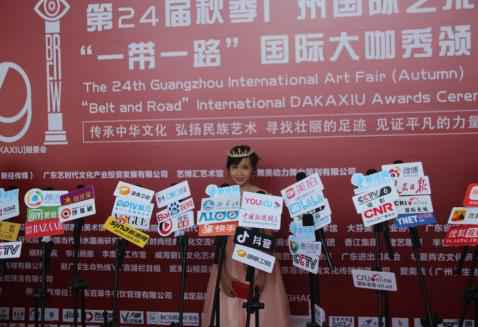 严丹彤出席2019年一带一路国际大咖秀成全场年龄最小的红毯嘉宾