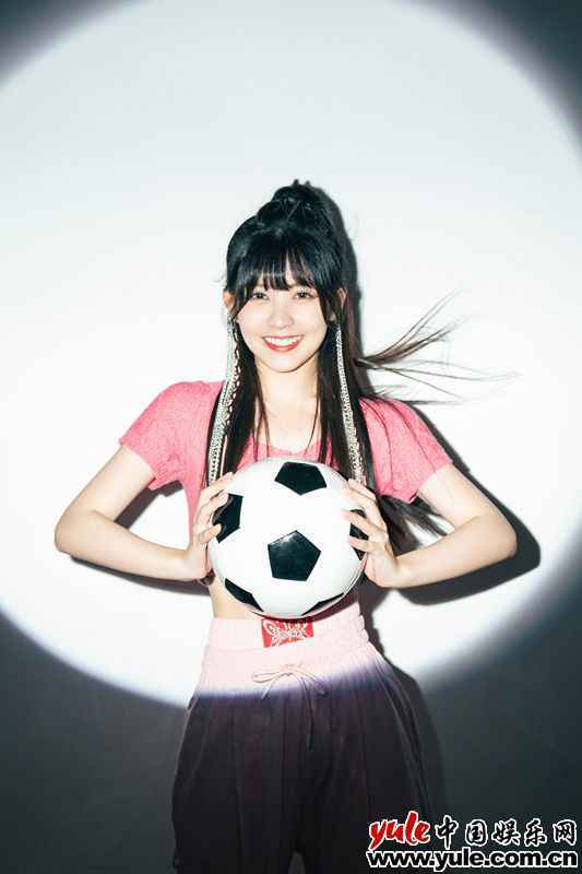 赖美云《欧皇幸运夜》脱口秀获好评 游戏问答加分真球迷认证