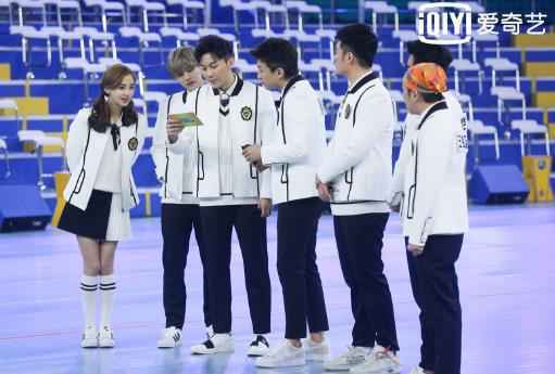 跑男团的小船说翻就翻 最帅鹿晗秒变“落汤鹿”