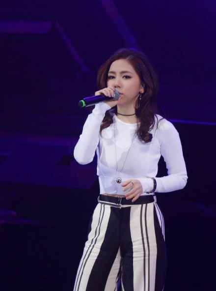 别注意腿了!看这是不是邓紫棋的新男友