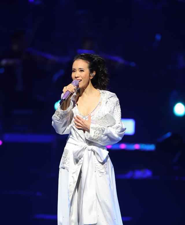 莫文蔚台北演唱会泪洒舞台宣布不再办个唱，80岁母亲现身惊喜全场