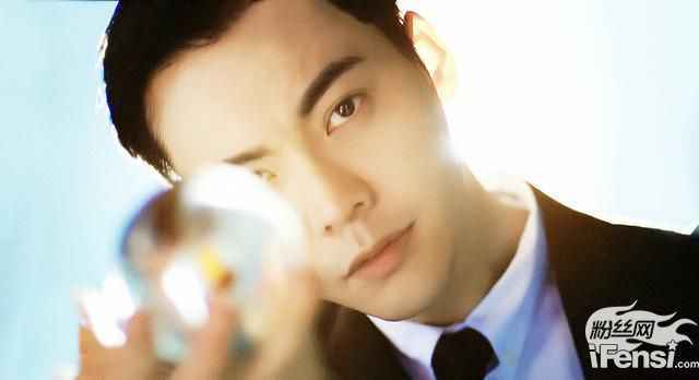 来看陈伟霆的成长记录告诉你他整没整容