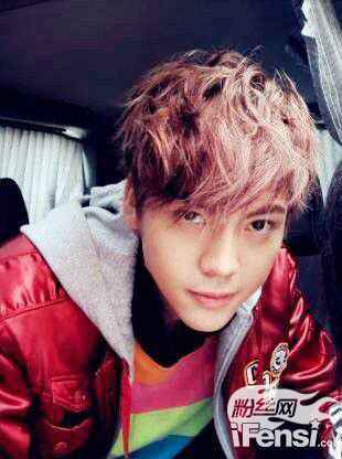 来看陈伟霆的成长记录告诉你他整没整容