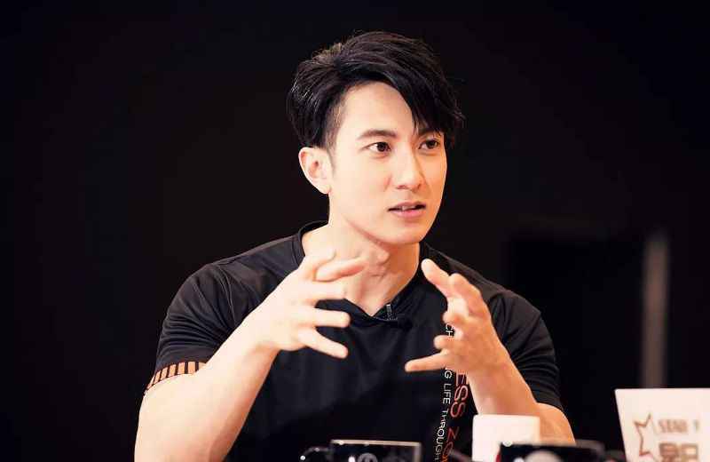 吴尊带妻子录制综艺节目《婚前21天》,无意小动作展现真实涵养