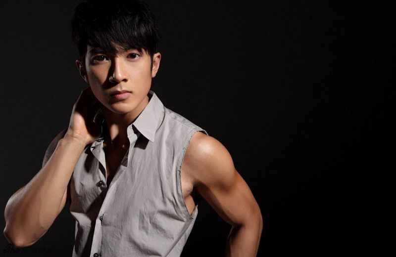 吴尊带妻子录制综艺节目《婚前21天》,无意小动作展现真实涵养