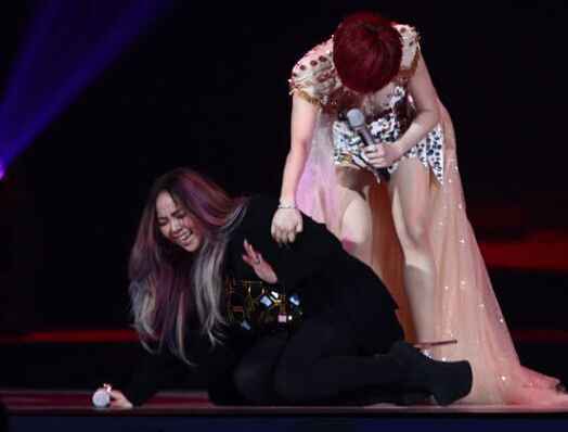 张惠妹跳舞不慎摔倒 网友：恨天高承受不了她的体重