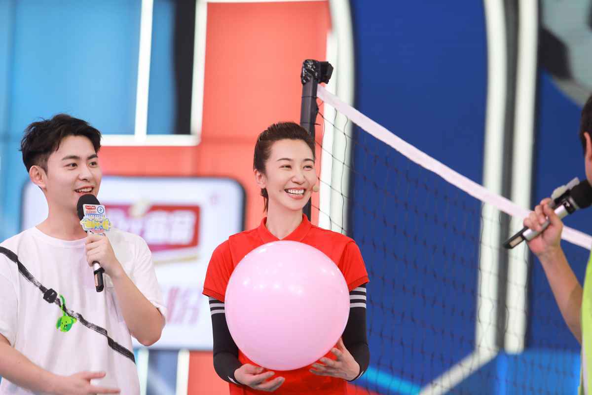 中国女排自由人李颖解说展现专业水准 长春队小将奋力救球尽显风采