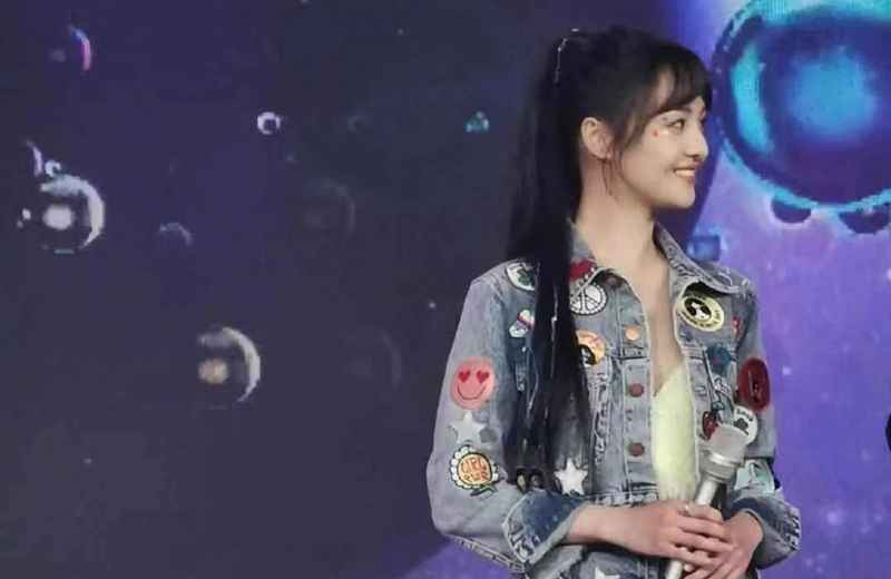 郑爽:倾情演唱《追光者》，身着长裙仙气逼人，520福利