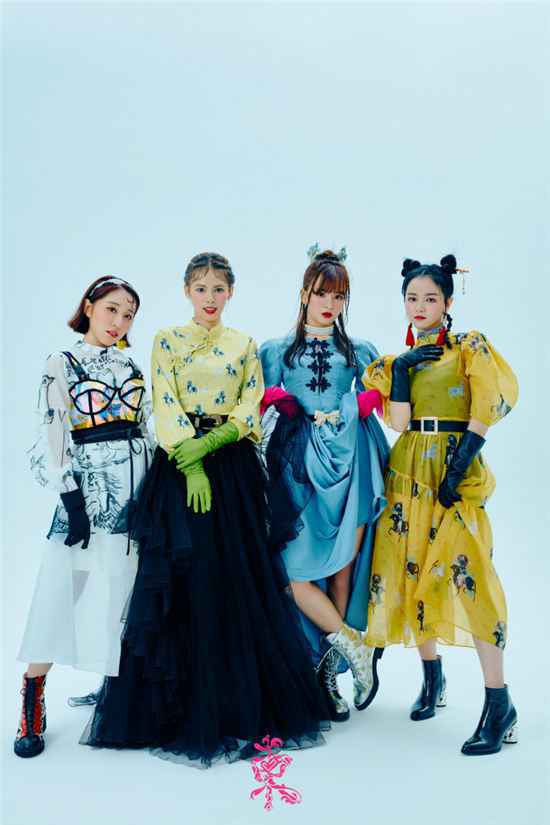 单曲《粉墨登场》是谁演唱的？