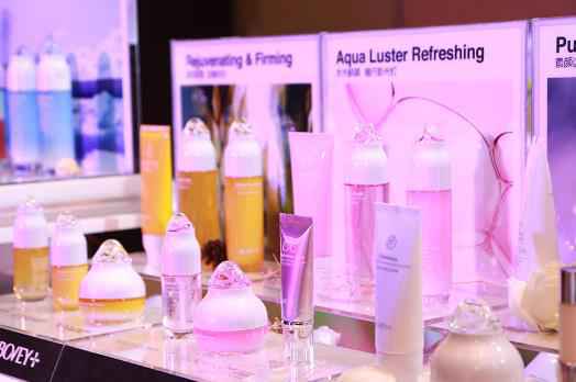 珀薇“轻护肤”澎湃水荣膺中国2018年化妆品年度品类大奖-新锐奖