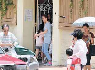 蔡少芬素颜接爱女放学 娘娘两年购四楼