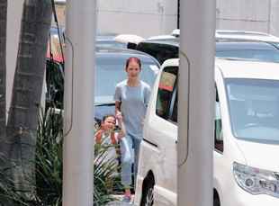 蔡少芬素颜接爱女放学 娘娘两年购四楼