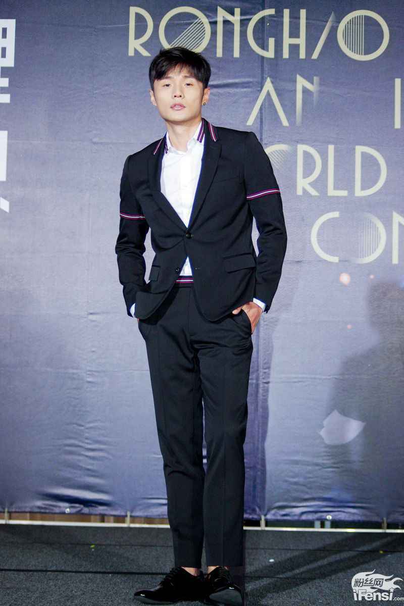 李荣浩举办续约记者会 明年强势攻蛋