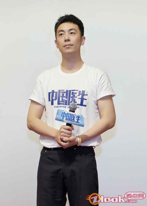 朱亚文《中国医生》武汉首映看哭观众 鞠躬致敬一线医护