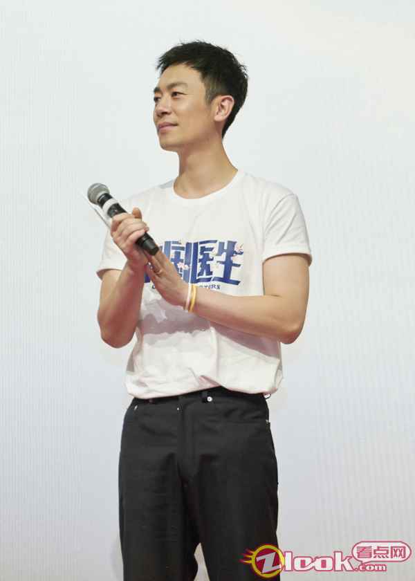 朱亚文《中国医生》武汉首映看哭观众 鞠躬致敬一线医护