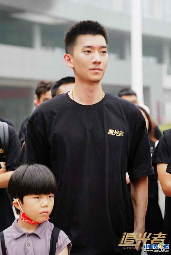 首部民间公益救援题材剧《追光者》开机 罗云熙吴倩三度合作备受期待