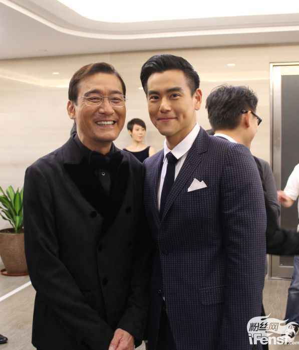 彭于晏亮相第19届上影节开幕式红毯