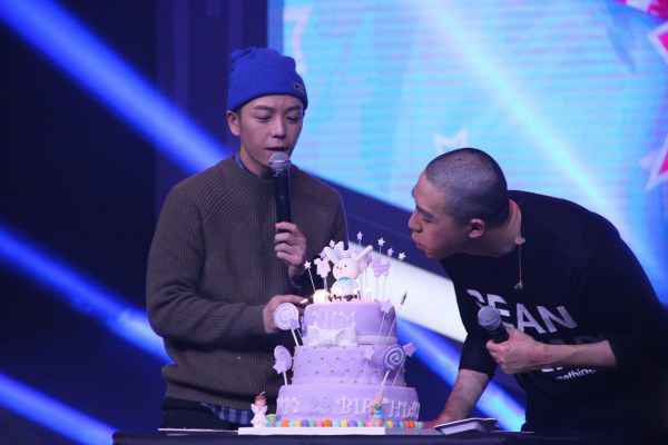 王栎鑫献吻俞灏明新生演唱会