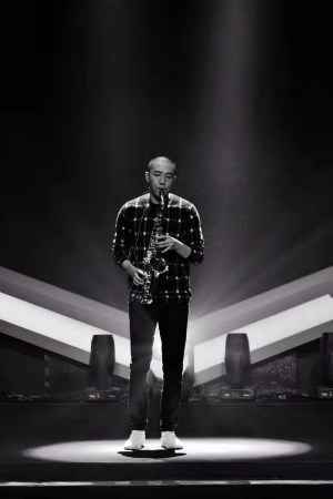 王栎鑫献吻俞灏明新生演唱会