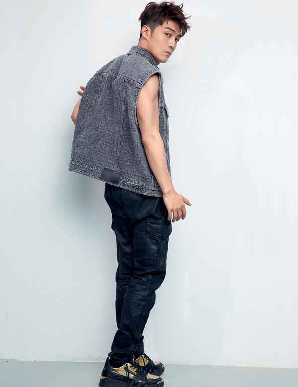 李泽锋 | 平和随缘,散发成熟魅力