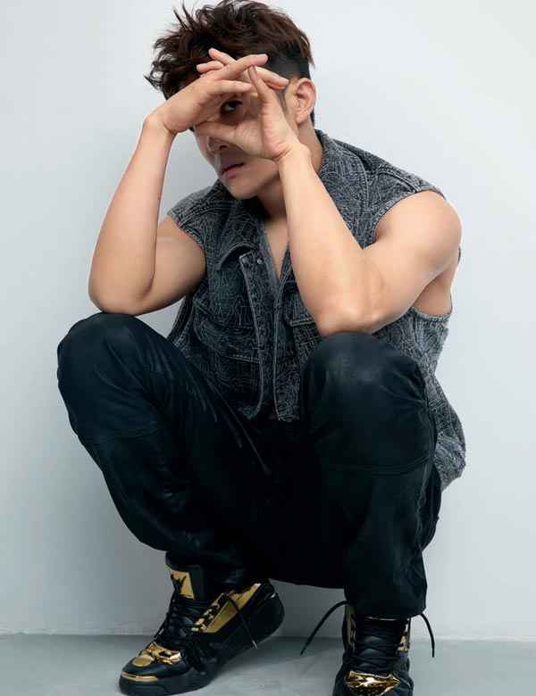 李泽锋 | 平和随缘,散发成熟魅力